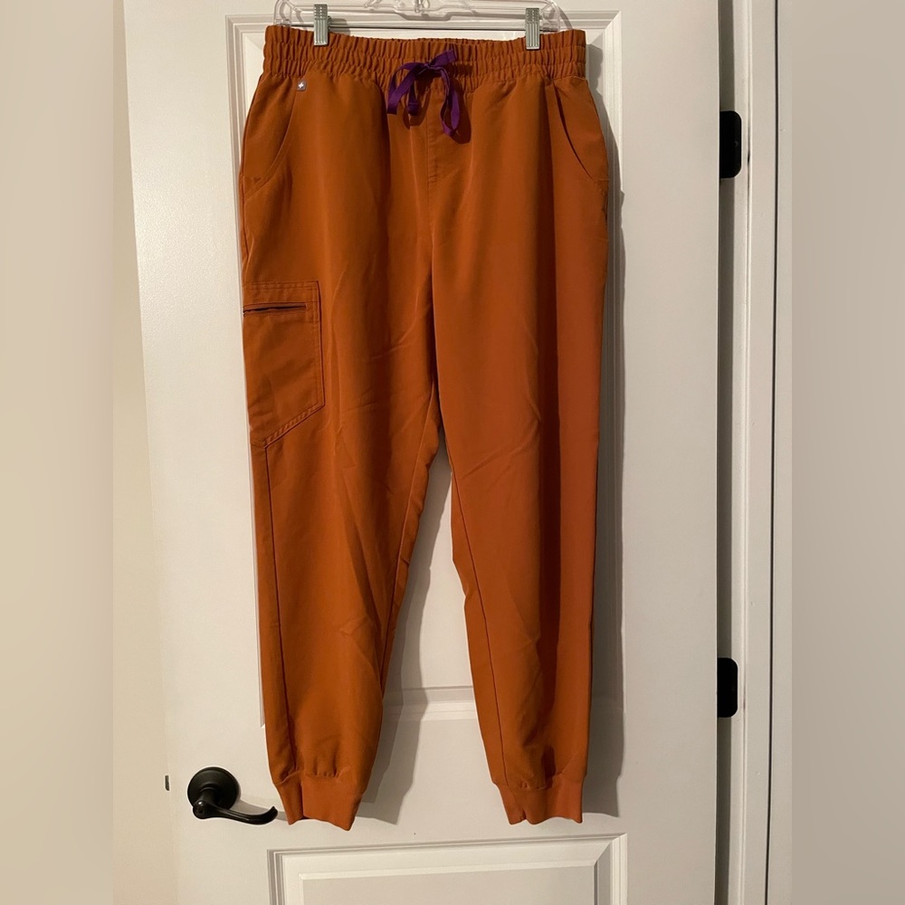 Figs Zamora high waisted jogger scrub pant, size large, color is auburn euc
